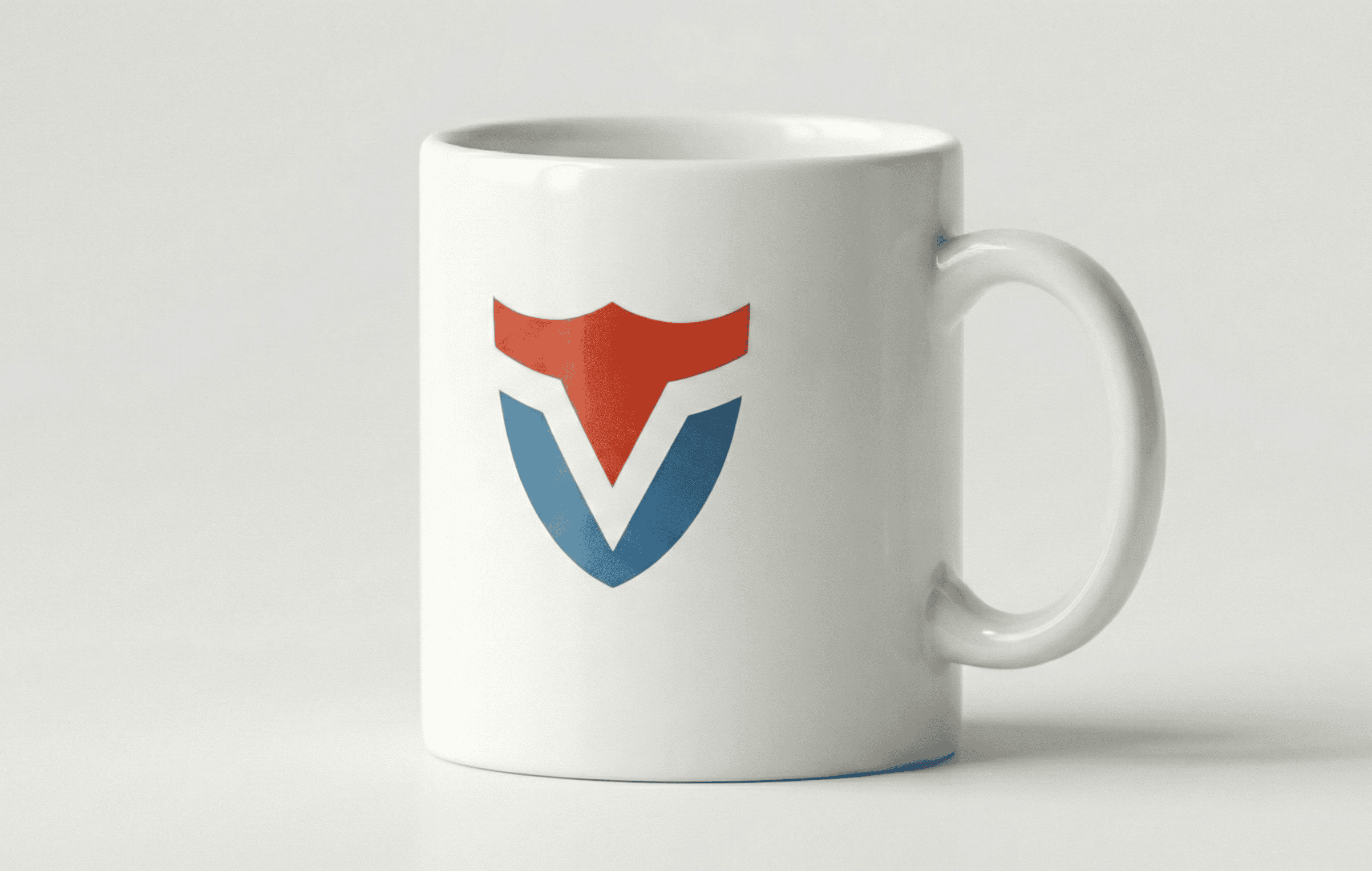 Een mok met het logo van viguurs trading